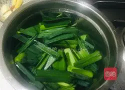 Illustration of the recipe of twice-cooked pork with garlic sprouts 4