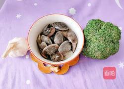 蛤蜊炒西兰花的做法图解1