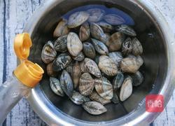 金针菇蛤蜊汤的做法图解2