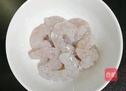 丝瓜鲜虾饼 (宝宝辅食）的做法图解1