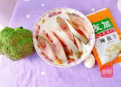 海鱼蒸西兰花的做法图解2