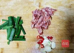 香肠炒平菇的做法图解1