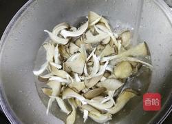 香肠炒平菇的做法图解2