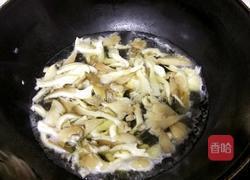 香肠炒平菇的做法图解3