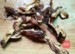 香菇虾仁面的做法图解2