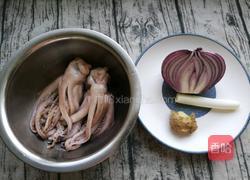 洋葱炒鱿鱼须的做法图解1