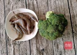 西蓝花炒虾仁的做法图解1
