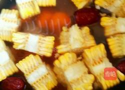 香甜营养好喝的胡萝卜玉米红枣枸杞龙骨汤的做法图解4