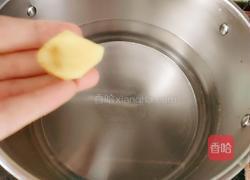 鲜虾白蛤玉米莲藕汤的做法图解5