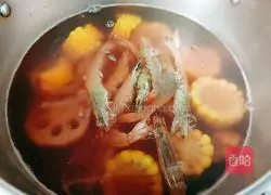 Illustration of how to make shrimp, white clam, corn and lotus root soup 12