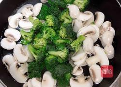 奶油蘑菇海鲜意面的做法图解6