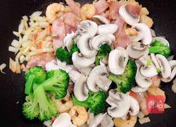 奶油蘑菇海鲜意面的做法图解12