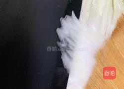 白菜猪肉炖粉条的做法图解1