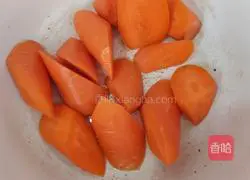 Illustration of how to make pig trotters, soybeans and yam soup 1