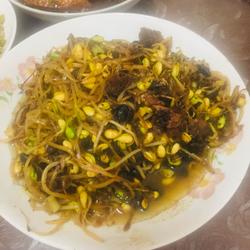 豆豉鲮鱼炒黄豆芽的做法[图]