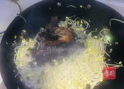 豆豉鲮鱼炒黄豆芽的做法图解4