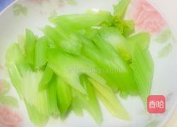 西芹炒素鸡的做法图解2