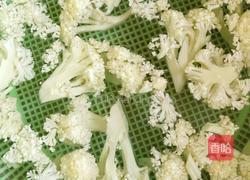 超简单清爽可口好吃的花菜炒肉的做法图解1