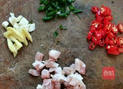 超简单清爽可口好吃的花菜炒肉的做法图解2