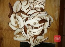 香菇片炒鸡肉的做法图解2