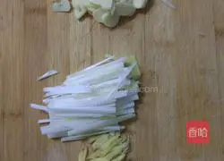 Illustration of how to make shredded green peppers and potatoes 3