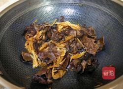 五花肉木耳炒黄花菜的做法图解8