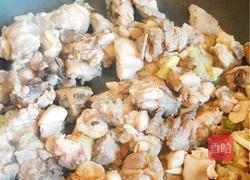 土豆炖鸡块的做法图解3