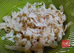 肉丝炒韭菜豆皮丝的做法图解1