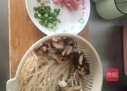 Illustration of how to stir-fry enoki mushrooms 1