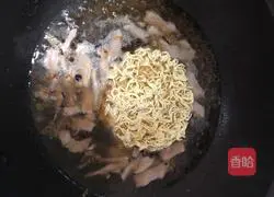 Illustration of how to make shredded pork noodles with pickled vegetables 3