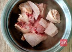 砂锅菌菇鸡汤的做法图解1