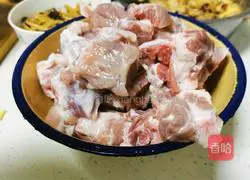 Illustration of how to make pork ribs and lotus root soup 1