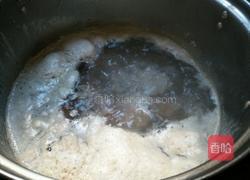 香菇胡萝卜莲藕排骨汤的做法图解5