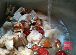 香菇胡萝卜莲藕排骨汤的做法图解9