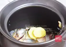 Illustration of how to make crucian carp tofu soup 4