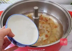 Illustration of how to make peach gum, saponin, rice, snow swallow and lily soup 6