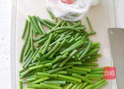 快手好吃的下饭菜蒜苔炒肉的做法图解1