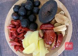 红枣桂圆枸杞汤的做法图解2