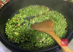 豌豆 青豆炒腊肠的做法图解3