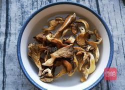 莲藕鸭腿煲的做法图解2