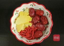 花生红枣鸡爪汤的做法图解2