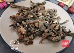 榛蘑炖鸡汤的做法图解1