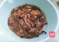 榛蘑炖鸡汤的做法图解3