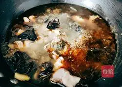 Illustration of making fungus, pickled cabbage, vermicelli and old duck soup 16