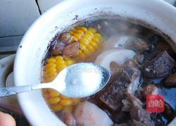 玉米莲藕花生筒骨汤的做法图解12
