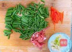 Illustration of how to make stir-fried meat with garlic moss 2