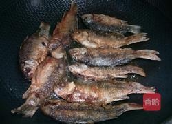 黄豆焖小酥鱼的做法图解3