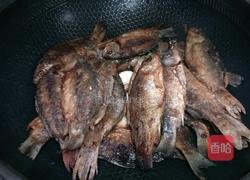 黄豆焖小酥鱼的做法图解6