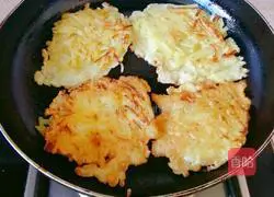 Illustration of how to make shredded potato pancakes 6