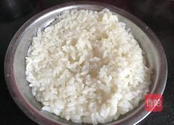 熏肉香菇炒饭的做法图解1